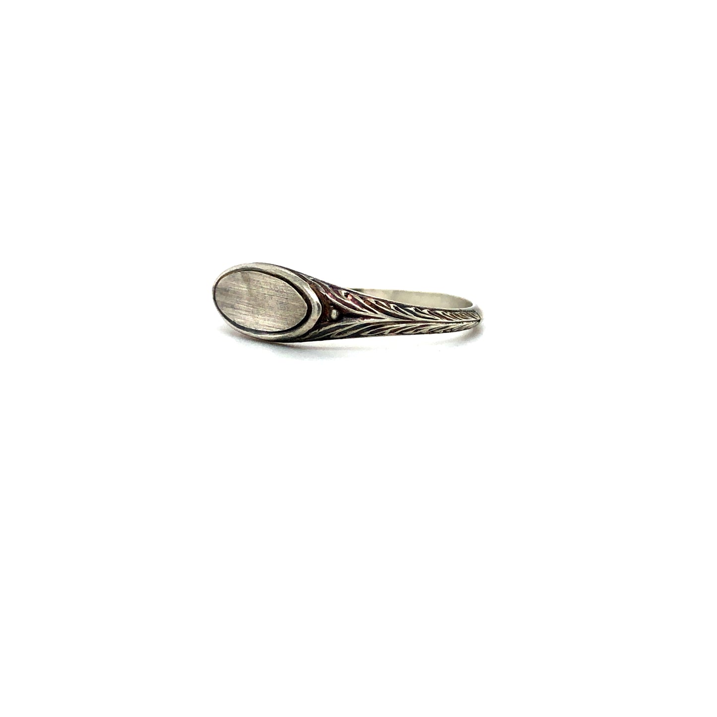 Oval signet ring